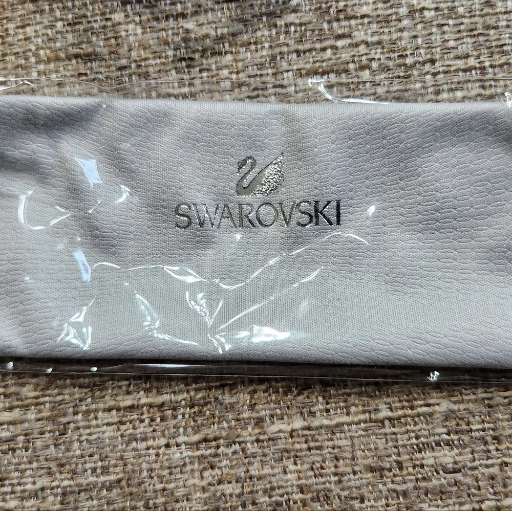 NEW SWAROVSKI COSMOPOLITAN SUNGLASSES. Cleaning cloth and case included.